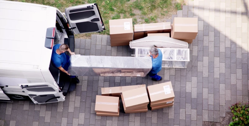 Umzugshelfer beim Möbel einladen in den Transporter - Privatumzug in Ismaning